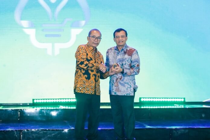 Gubernur Jateng Ahmad Luthfi ketika meraih penghargaan
