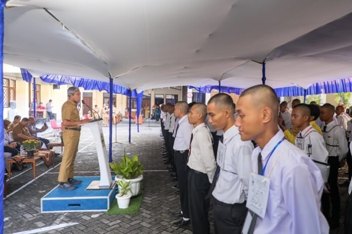 Sekda Jateng Sumarno dan para peserta seleksi magang ke Jepang