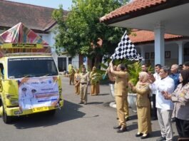 Wali Kota Tegal Dedy Yon melepas truk pembawa bantuan.
