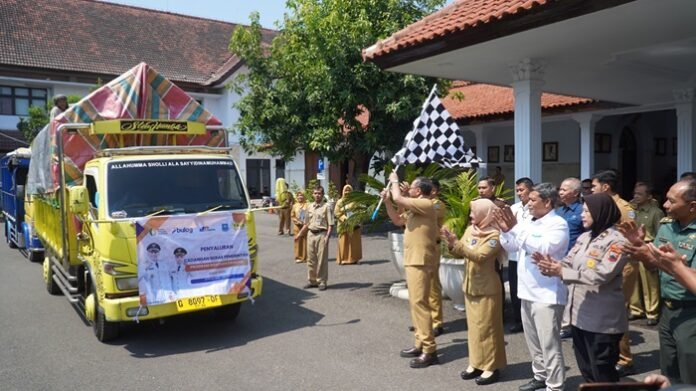 Wali Kota Tegal Dedy Yon melepas truk pembawa bantuan.