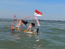 Sedekah yang dilarung ke laut oleh nelayan.