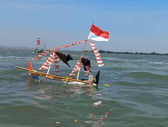 Sedekah yang dilarung ke laut oleh nelayan.