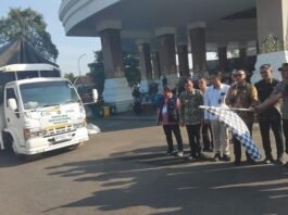 Wakil Bupati Karanganyar ketika melepas truk pengangkut bantuan pangan.