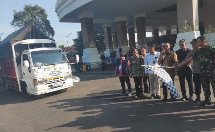 Wakil Bupati Karanganyar ketika melepas truk pengangkut bantuan pangan.