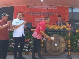Wakil Wali Kota Semarang didampingi Ketua DPRD Kota Semarang di acara larungan sedekah laut Mangunharjo Tugu Semarang.