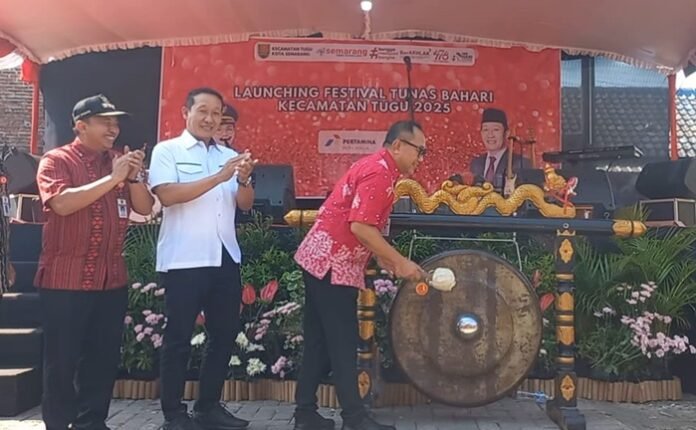Wakil Wali Kota Semarang didampingi Ketua DPRD Kota Semarang di acara larungan sedekah laut Mangunharjo Tugu Semarang.
