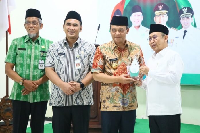 Gubernur Jateng Ahmad Luthfi didampingi Wakil Gubernur Taj Yasin.