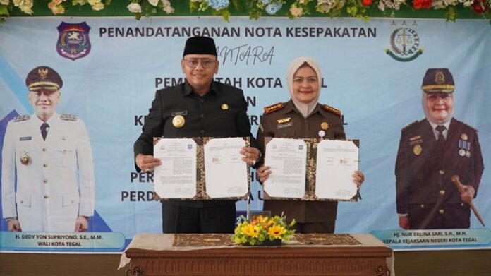 Wali Kota Tegal Dedy Yon ketika tanda tangan MoU dengan Kajari Kota Tegal