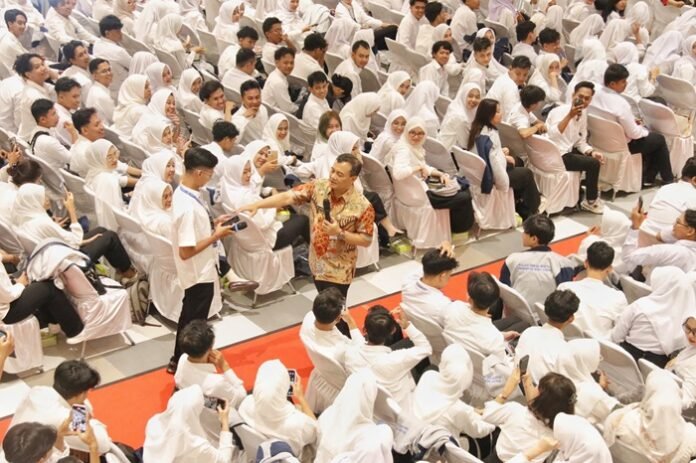 Gubernur Ahmad Luthfi di tengah tengah mahasiswa peserta KKN Tematik dari UMK