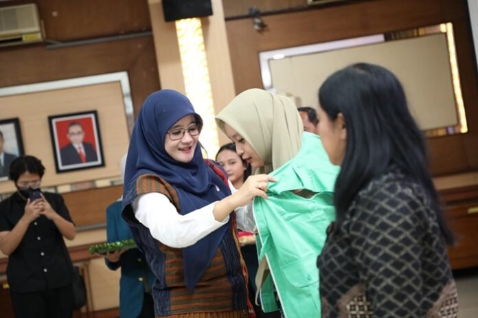 Ketua PKK Jateng Nawal Arafah Yasin dan beberapa kader.