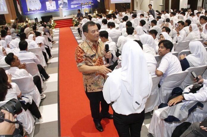 Gubernur Jateng saat melepas mahasiswa KKN
