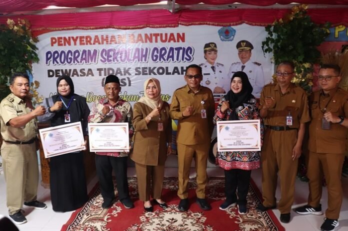 Pj Sekda Brebes Tahori bersama warga penerima bantuan.