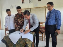 Rektor UPS saat tanda tangan kerja sama.