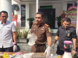 Kajari Karanganyar Robert Jimmi Lambila menunjukkan barang bukti sebelum dimusnahkan di halaman Kejari Karanganyar.