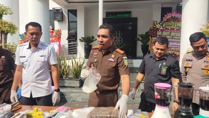 Kajari Karanganyar Robert Jimmi Lambila menunjukkan barang bukti sebelum dimusnahkan di halaman Kejari Karanganyar.