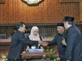 Gubernur Jateng Ahmad Luthfi dan pimpinan DPRD Jateng dalam rapat paripurna