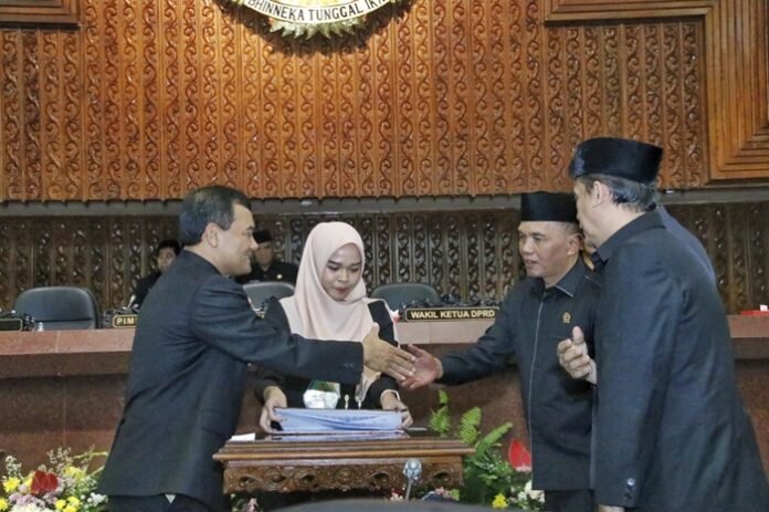 Gubernur Jateng Ahmad Luthfi dan pimpinan DPRD Jateng dalam rapat paripurna
