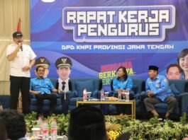 Wali Kota Tegal Dedy Yon bersama pengurus KNPI