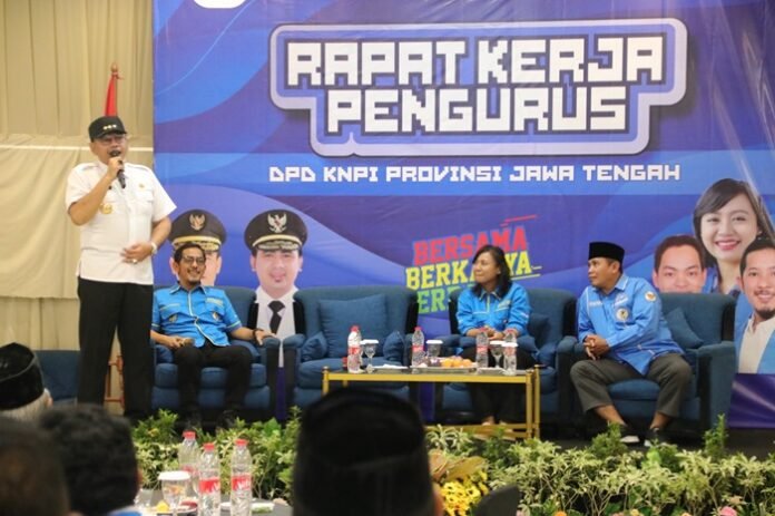 Wali Kota Tegal Dedy Yon bersama pengurus KNPI