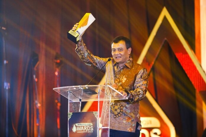 Ahmad Luthfi ketika menerima award