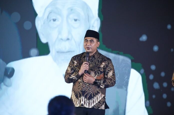Wakil Gubernur Jateng Taj Yasin Maimoen ketika menerima penghargaan mewakili KH Maimoen Zubair