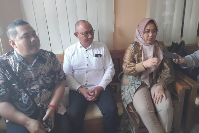 Komisi B DPRD Karanganyar ketika memberikan penjelasan usai sidak.