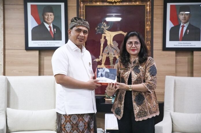 Wakil Gubernur Jateng Taj Yasin Maimoen dan Kepala LPP RRI Semarang, Atik Hindari