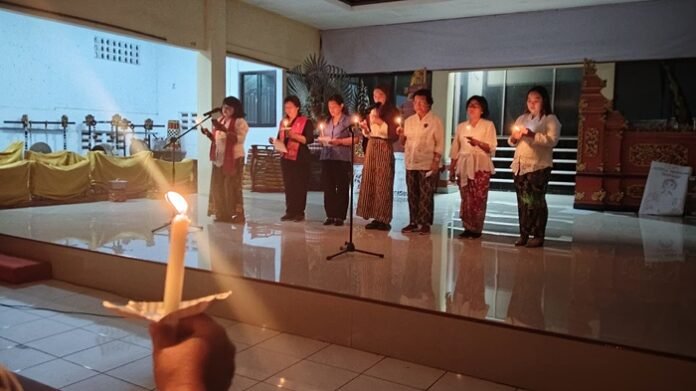 Peserta doa lintas iman ketika refleksi malam