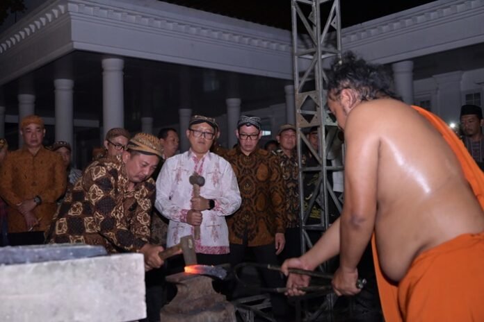 Bupati Karanganyar ketika menempa besi keris