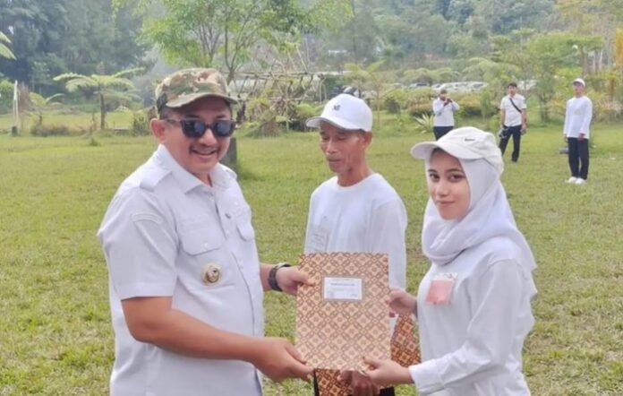 Bupati Karanganyar ketika serahkan SK ke pegawai P3K