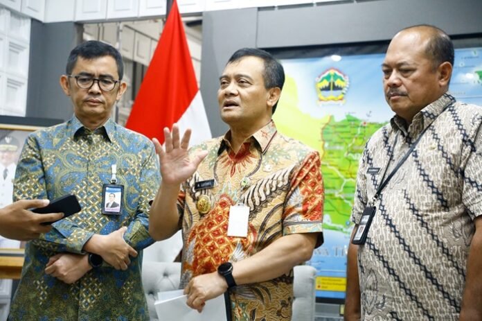 Gubernur Jateng Ahmad Luthfi usai rapat persiapan CJIBF di kantornya