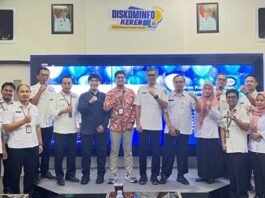 Sekda Karanganyar Timotius Suryadi didampingi Kepala Diskominfo Isnan Nur Azis, foto bersama setelah audit terakhir ISO/IEC 27001: 2022.