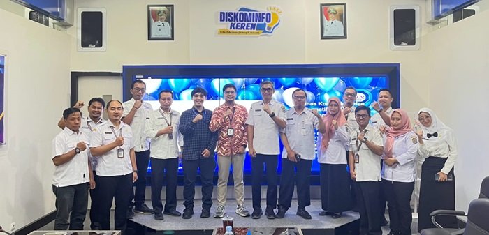 WhatsApp Image 2025-07-25 at 14.38.37 Sekda Karanganyar Timotius Suryadi didampingi Kepala Diskominfo Isnan Nur Azis, foto bersama setelah audit terakhir ISO/IEC 27001: 2022.