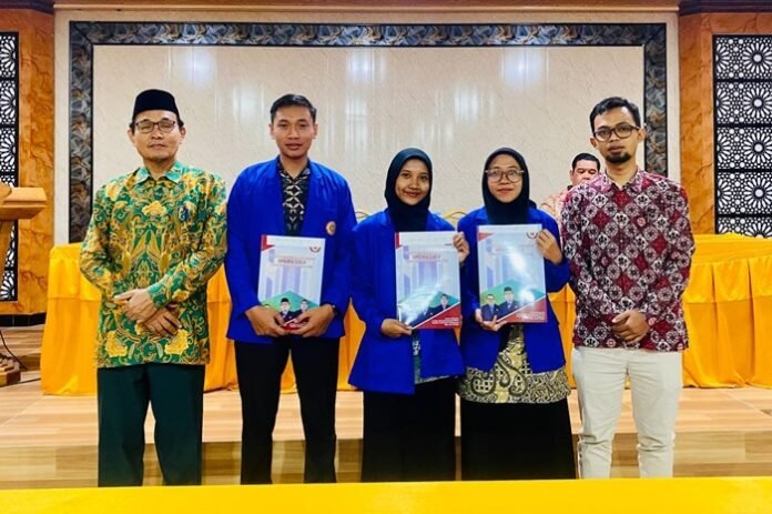 Tiga mahasiswa Umuka yang mengikuti program KKNMAS