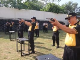 PersonelPolres Brebes ketika latihan menembak