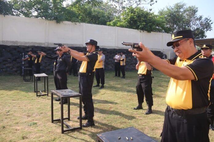 PersonelPolres Brebes ketika latihan menembak