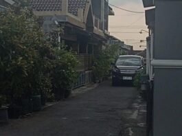 Tim gabungan saat melakukan penggeledahan di kediaman AC.