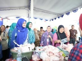 Nawal Arafah di stan sembako