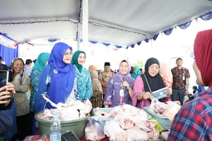 Nawal Arafah di stan sembako