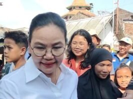 Agustina Wilujeng meninjau rumah korban kebakaran