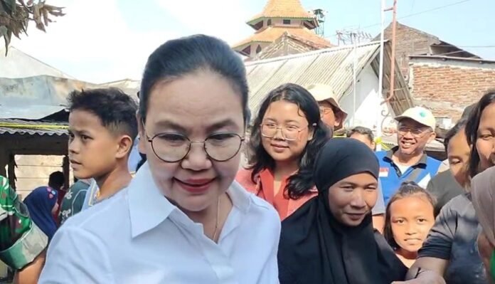 Agustina Wilujeng meninjau rumah korban kebakaran