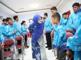 Nawal Arafah Yasin ketika berbincang dengan penghuni panti.