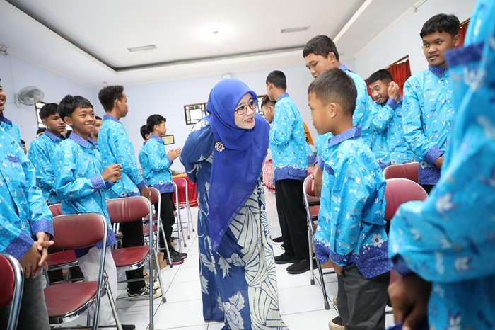 WhatsApp Image 2025-07-25 at 16.52.57 Nawal Arafah Yasin ketika berbincang dengan penghuni panti.