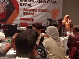 Kadis Kominfo Kab Tegal memberikan pemaparan didepan puluhan influencer.