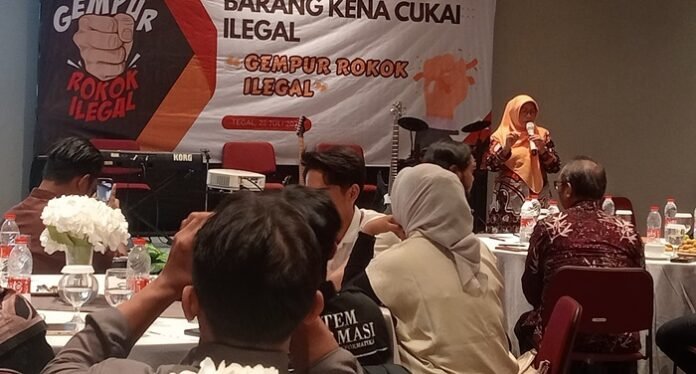 Kadis Kominfo Kab Tegal memberikan pemaparan didepan puluhan influencer.
