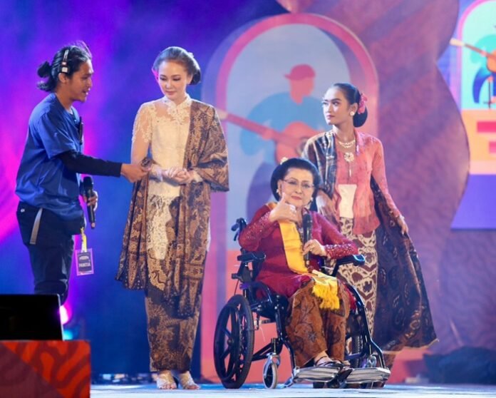 Waldjinah salah satu maestro musik keroncong Indonesia