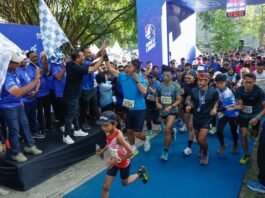 Gubernur Jateng Ahmad Luthfi ketika melepas event lari Siksorogo Ring of Lawu 2025 di Tawangmangu Karanganyar