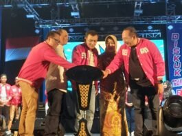 Gubernur Jawa Tengah, Ahmad Luthfi, Ketua DPRD Jawa Tengah, Bupati Karanganyar Rober Christanto dan Wakil Bupati Adhe Eliana resmikan 177 Koperasi Desa Merah Putih