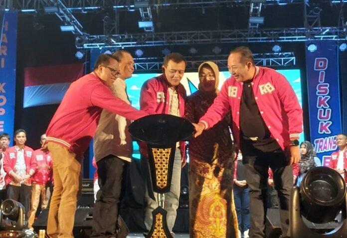 Gubernur Jawa Tengah, Ahmad Luthfi, Ketua DPRD Jawa Tengah, Bupati Karanganyar Rober Christanto dan Wakil Bupati Adhe Eliana resmikan 177 Koperasi Desa Merah Putih