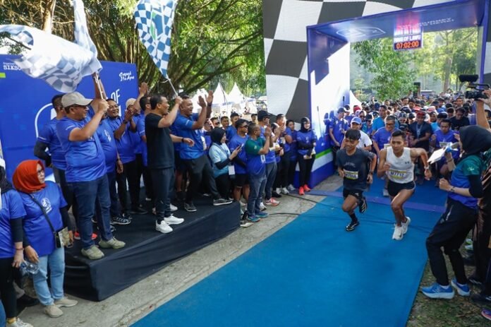 Gubernur Jateng Ahmad Luthfi, Bupati Karanganyar Rober Christanto dan Wakil Bupati Adhe Eliana melepas peserta Siksorogo Ring of Lawu 2025